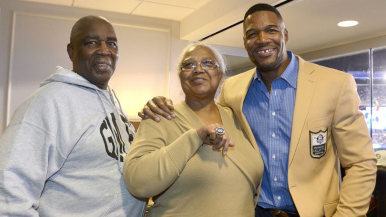 Gene-Willie-Strahan-with-his-wife-and-son-image