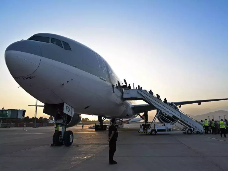 a-viral-tiktok-shows-a-woman-on-a-delta-flight-ranting-about-covid-19-through-a-microphone-headset