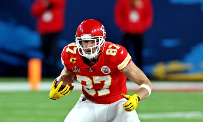 Travis Kelce Parents: Who Are Donna And Ed Kelce? Siblings Family - Pop ...